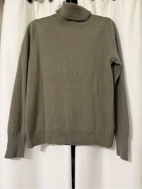 Uniqlo 100% Cashmere Turtleneck Sweater in Olive Green Size M